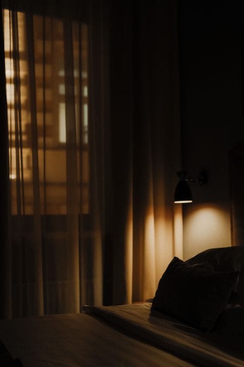 Persianas blackout bloqueando completamente la luz en dormitorio en Panamá