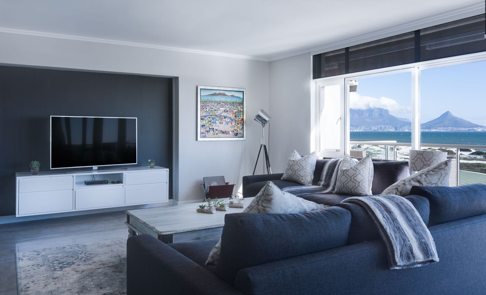 Cortinas para Apartamento en Panamá: Qué Poner en Ventanales con Sol y Calor
