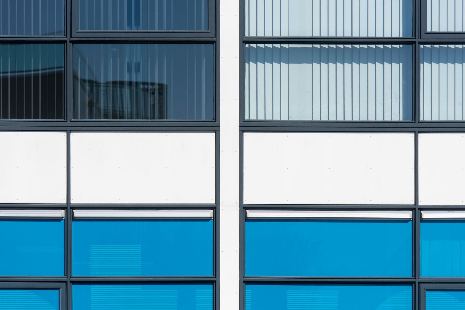 Vidrio con lámina de control solar en fachada de edificio, window film en Panamá